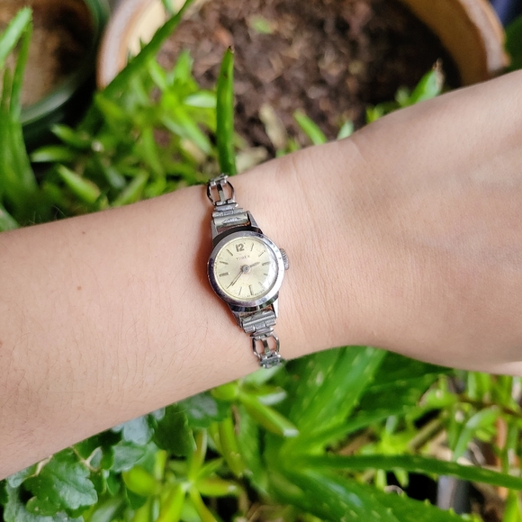 Vintage Timex Dainty Silver Watch - Picture 6 of 11